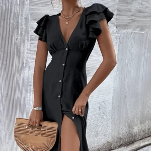 Svart klänning  - Så fin svart klänning men öppen rygg. Aldrig kommit till användning så precis som ny🖤