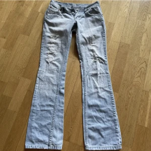 jeans  - Skit snygga jeans köpa här på plick som tyvärr var försmå för mig 💓 skriv privat för frågor eller liknande 💓(lånade bilder). Pris kan diskuteras 💓