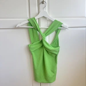 Grönt linne från Gina Tricot - Helt oanvänt linne från Gina Tricot, storlek S, köpt ca 2022. 