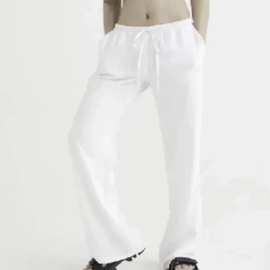 Lågmidjade Linnebyxor H&m  - Säljer dessa jättefina lågmidjade linnebyxor från h&m då jag ska köpa ett par andra. Dessa är använda 1 gång därav i nyskick/ toppen skick. Jag kommer ej göra en budgivning därav är det fritt fram att trycka på köp nu om man vill. 