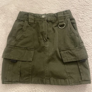 Cargokjol Bershka stl 32 - Cargokjol bershka stl 32, använd en gång 