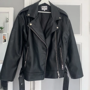 Jeansjacka  - Köpt här på plick och är sparsamt använd, från NA-KD i st 38