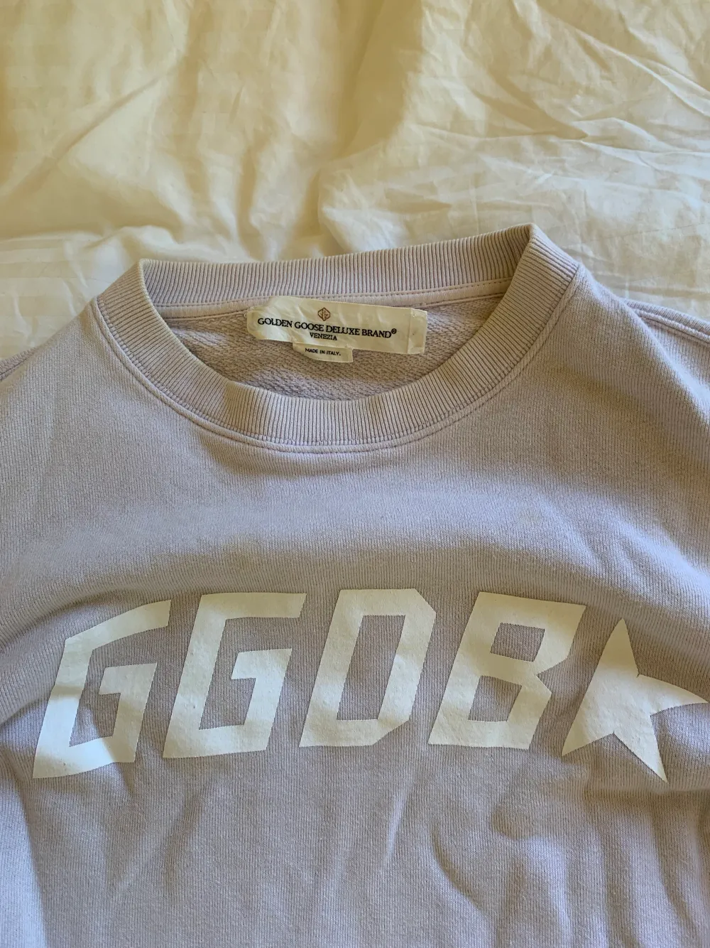 Snygg ljuslila sweatshirt från GGDB köpt på abcd i Göteborg. Det finns några småfläckar, men i övrigt är det inget fel på skicket trots att den använts ganska mycket. Jag säljer den för 350kr. Stickat.