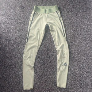 Träningstights - Militärgröna träningstights från adidas. Använda någon enstaka gång.