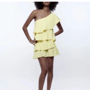 Gul zara klänning  - Volangklänning från zara i storlek S. Ser ut som ny använd en gång. 🫶