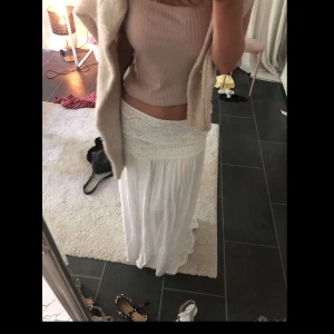 Vit lång kjol  - Vit lång kjol med fina detaljer 🤍