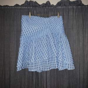 Söt blårutig kjol med silverdetaljer (silversömmar) från H&M.💙🤍 