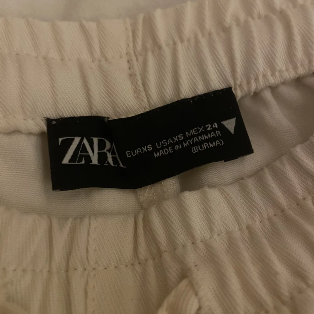 Linnebyxor från zara, Strl Xs. Säljs pga att jag har två. Använda ish 4 gånger, inga defekter på dem. Frakt förekommer. Pris kan diskuteras vid snabb affär:). Jeans & Byxor.