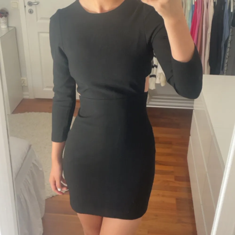Svart tight klänning från zara med hål detaljer på sidorna och dold dragkedja i ryggen 🖤. Mekot.