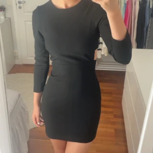 Klänning från zara - Svart tight klänning från zara med hål detaljer på sidorna och dold dragkedja i ryggen 🖤