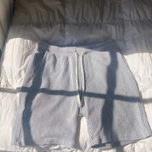Blå vit randig shorts från Smog