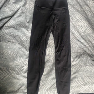 Träningstights shaping - Oanvända Träningstights med shaping. Lappen kvar.  Tight medium. 