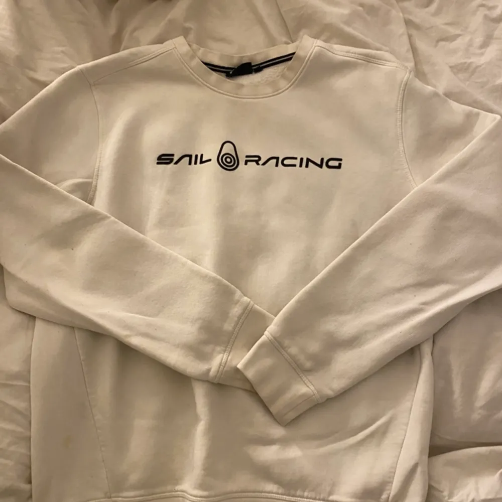 En sail racing tröja i storlek L, vit med svart text vid fler bilder/frågor är de bara o skriva.. Hoodies.