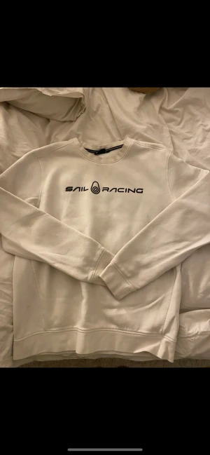 Sail racing tröja - En sail racing tröja i storlek L, vit med svart text vid fler bilder/frågor är de bara o skriva.