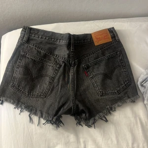 levis shorts - säljer mina levis shorts med as snygga slitningar. skulle säga att dom är mid rise💗 säljer då dom är förstora för mig💗knappast använda