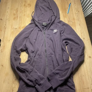 Nike tröja - Lila Nike tröja! Det står XL men skulle snarare säga M, Skriv gärna om ni har några frågor eller vill ha mer bilder!!