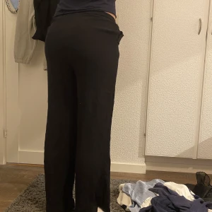 Lågmidjande svarta linnebyxor - Säljer mina söta lågmidjade linnebyxor💗