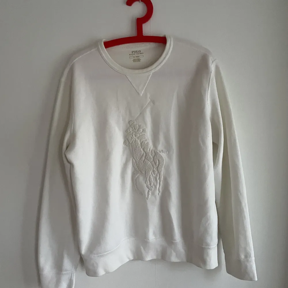 Ralp Lauren sweatshirt som är sparsamt använd. Storlek: M  Nypris: 1500kr. Tröjor & Koftor.