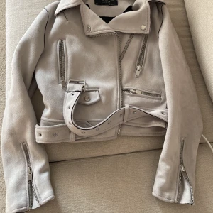 Zara - Storlek XS, passar även en S. Finns några fläckar på armen som går att tvätta bort. 