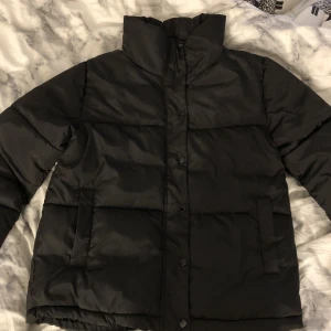 Jacka - Säljer denna jacka då den aldrig har kommit till användning. 