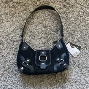 Y2k väska - Jättefin väska från h&m, påminner om Guess❤️ Helt ny med lappen kvar (priset är bortklippt för jag fick den i present)