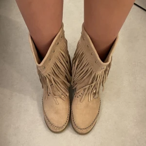 Fransboots  - Köpta secondhand men aldrig använda av mig och är i nyskick, märks inte att de har används! Skriv för fler bilder🩵