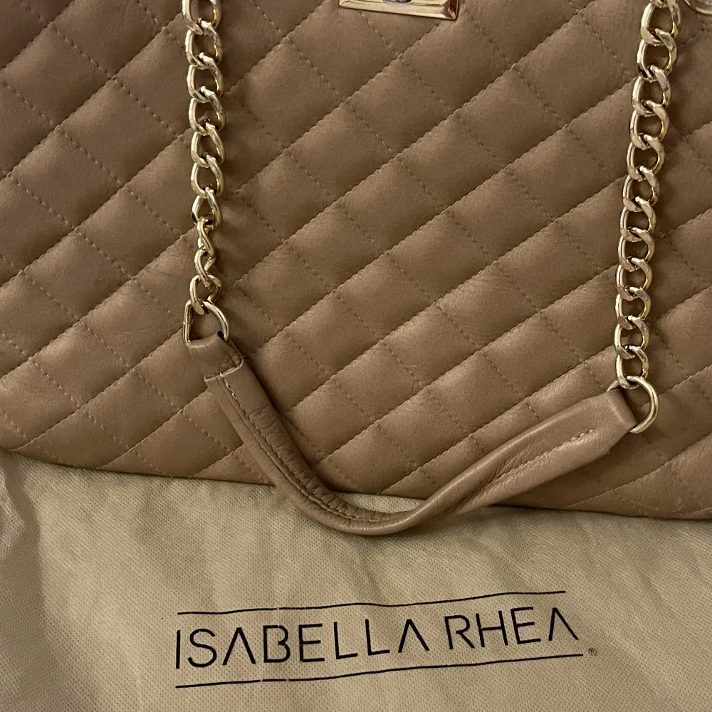 Välanvänd väska från Isabella Rhea. Väskor.