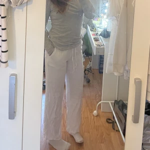 Linne byxor  - Säljer mina linnebyxor från H&M då dom var för korta på mig, jag är 1,60. Det är tvättade 1 gång och använda ett fåtal gånger. Köpta för 179. Vid frågor kontakta mig. 
