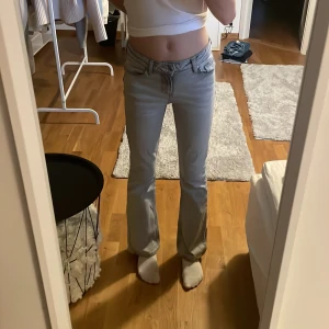 Jeans  - Ljusgråa lågmidjade jeans från Gina Young. Alltid varit mina favorit jeans men har nu tyvärr blivit för små. Använda men fint skick. 