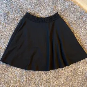 jättegullig kjol från lager 157 som aldrig är använd alltså i nyskick 🥰materialet är stretchigt!