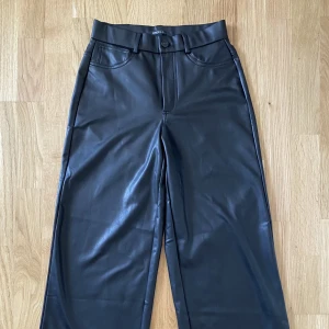 Läderbyxor Från Only - Dessa läderbyxor är ifrån märket Only i storlek xs. Som ni kan se på bilden så är byxorna wide leg och de är praktiskt taget oanvända då de tyvärr blivit för små. Känner du för att uppgradera din garderob så tycker jag att det här din chans!