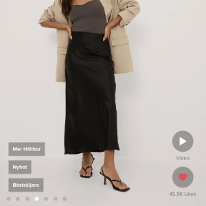 Satinkjol  - svart satinkjol från Nakd! Aldrig använd🖤 slutsåld på hemsidan och köpt för 499!