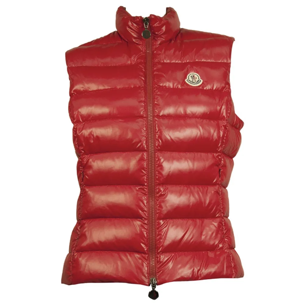 Moncler väst dam storlek 1, sparsamt använd och inga slitningar, nypris 8200 på Moncler hemsida🌸. Jackor.