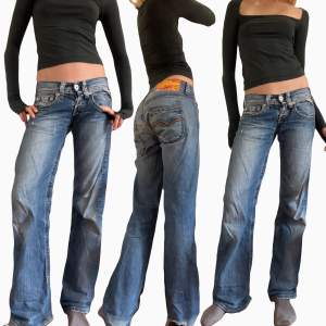 Så najs lågmidjade, straightleg jeans från Replay! 😍Bra skick utöver att dom är slitna på botten! 🐰 För referens är jag 170cm, bara att skriva om man har fler frågor! 🎀🌸
