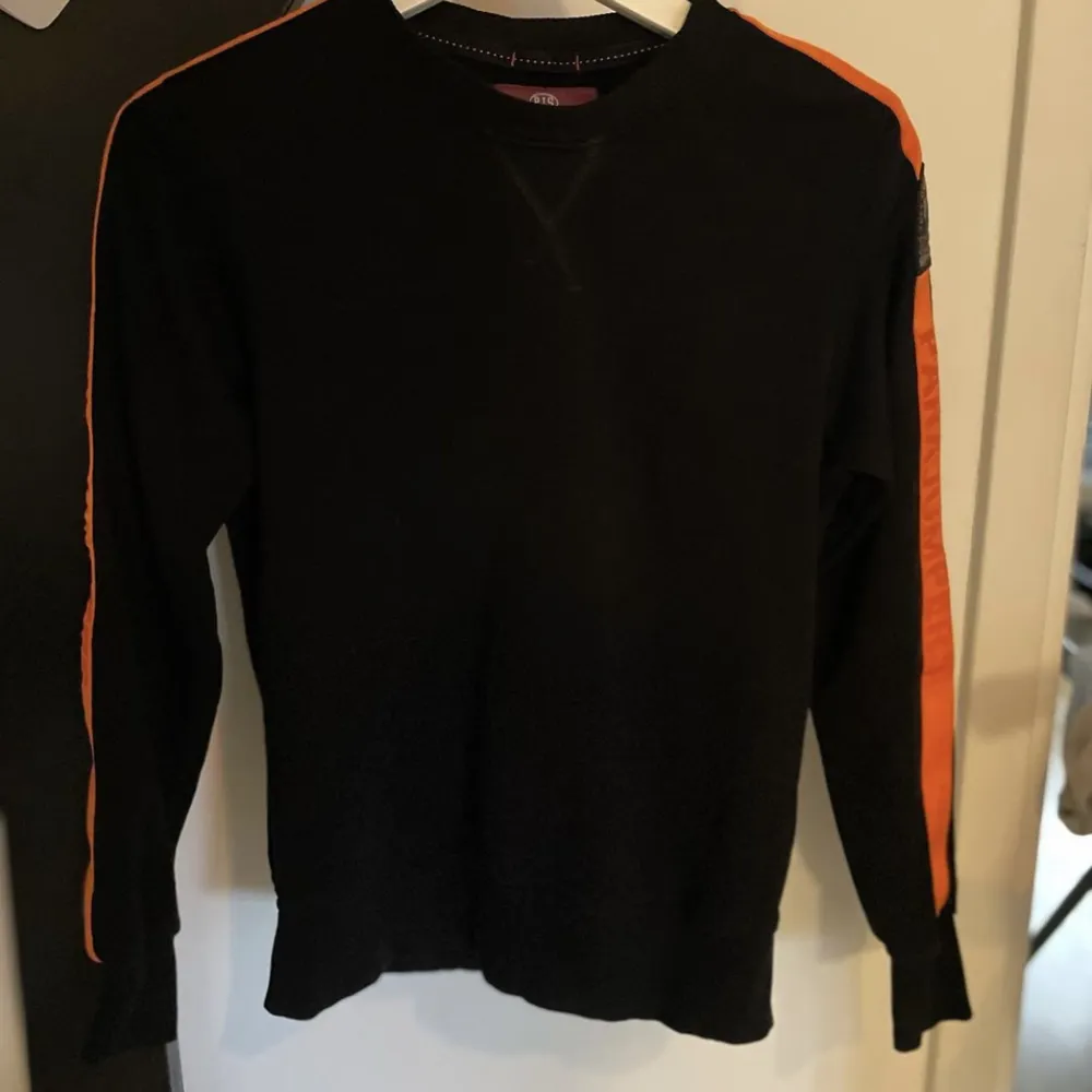 Säljer en parajumper tröja pågrund av att tröttna att använda den, den är i storlek 164/S och är i bra skick, den är svart och orange, köpt nypris för 2100.. Tröjor & Koftor.