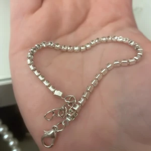 Armband - Köpte det dyrt kom jag ihåg. Typ för 150 eller något så säljer för 20. Använt några gånger förut. Glänser typ i solen