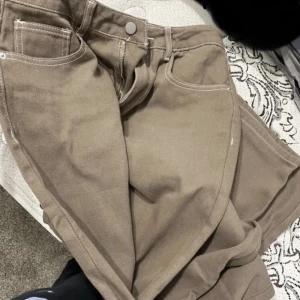 Bruna jeans - Ett par jeans jag köpte för nåt år sen men knappt använt! (frakten kanske inte är de som står)