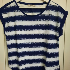 Blå-vit maritim oasis T-Shirt - Maritim, blå-vit T-Shirt Lätt blomster-mönster  Loose fit Lätt tyg, passande sommaren