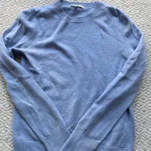 Säljer denna ljusblåa Kashmir tröja ifrån uniqlo. Jättebra skick och har inga tecken på användning! Storlek XXS men passar även XS och ev S. Nypris ca: 1100 och jag säljer för 690kr