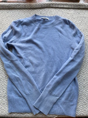 Ljusblå kashmirtröja  - Säljer denna ljusblåa Kashmir tröja ifrån uniqlo. Jättebra skick och har inga tecken på användning! Storlek XXS men passar även XS och ev S. Nypris ca: 1100 och jag säljer för 690kr