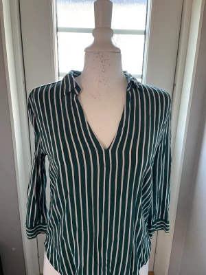 Grön, tunn tröja  - Randig tröja från H&M. Knappt använd och den passar större än 34. 