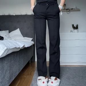 Svarta kostymbyxor💖 - Säljer ett par svarta kostymbyxor. Köpta för 300kr.