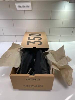 Adidas Yeezy Boost 350 V2 Onyx - - Condition Ds - Stl Us 13 - bin 2700 -Äkthetsbevis finns