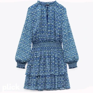 Zara klänning  - Säljer en enormt fin zara klänning köpt för 399 och är helt slutsåld på hemsidan. I mycket fint skick o använd Max 2 gånger. Kontakta mig om ni vill ha egna bilder på känningen. Nyskick o sökes för 250+frakt. :)