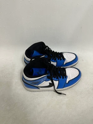 Jordan 1 Mid Signal Blue  - Jordan 1 Mid i Signal Blue  Storlek: 44,5 Köpta från JD Använt ett par gånger, i gott skick 