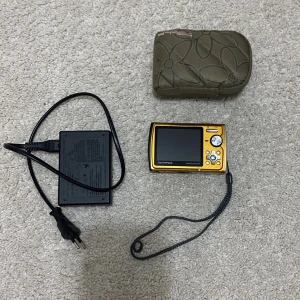 Olympus digital kamera - En gammal digitalkamera! Fungerar fortfarande bra men har inte kommit till användning🫶🏼 det är en hypercrystal LCD - 790 SW. Den är även vattentät💗nypris ligger på ungefär 1100kr