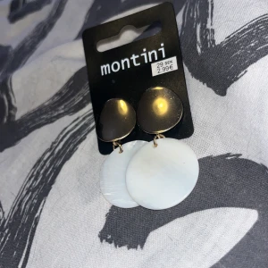 Örhängen  - Oanvända. Ur&Penn Inte ens testad. Jättefina men inte riktigt min stil (gick i en mystery box) Som ni ser ord. pris 29kr  jag säljer för 25kr +frakt 