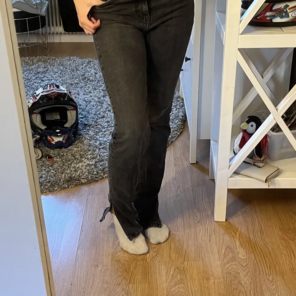 Säljer ett par zara jeans med slits. Inte min stil längre därför säljer jag. Hör av er vid intresse💕. Jeans & Byxor.