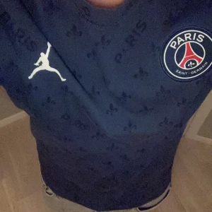 Psg tröja - Säljer min PSG x Jordan tröja för 199kr. Den är 10/10 i skick och e storleken xs men passar mig som har storlek M. Jag kan tänka mig sänka priset vid snabb affär!