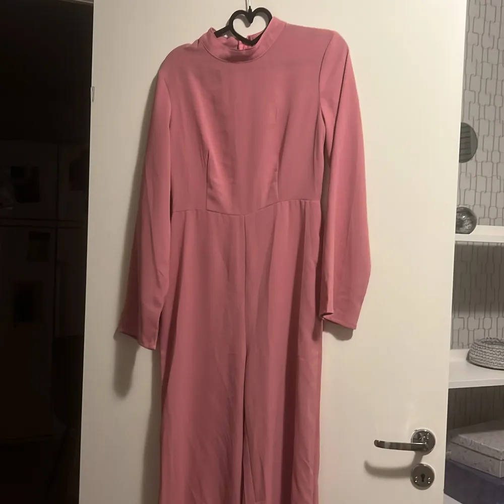 Rosa jumpsuit med en kortärmad lång abaya över och ett rosa bälte till.. Klänningar.